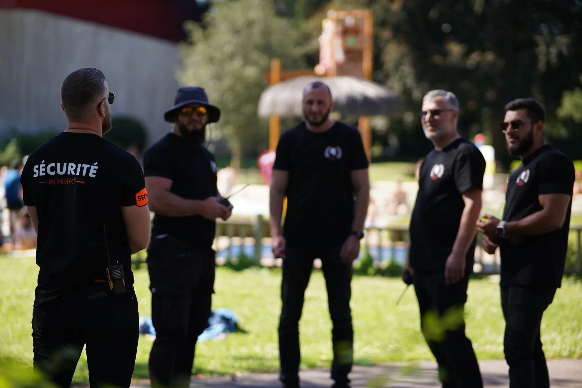 Briefing d'équipe MS Protect dans un parc lors d'un événement