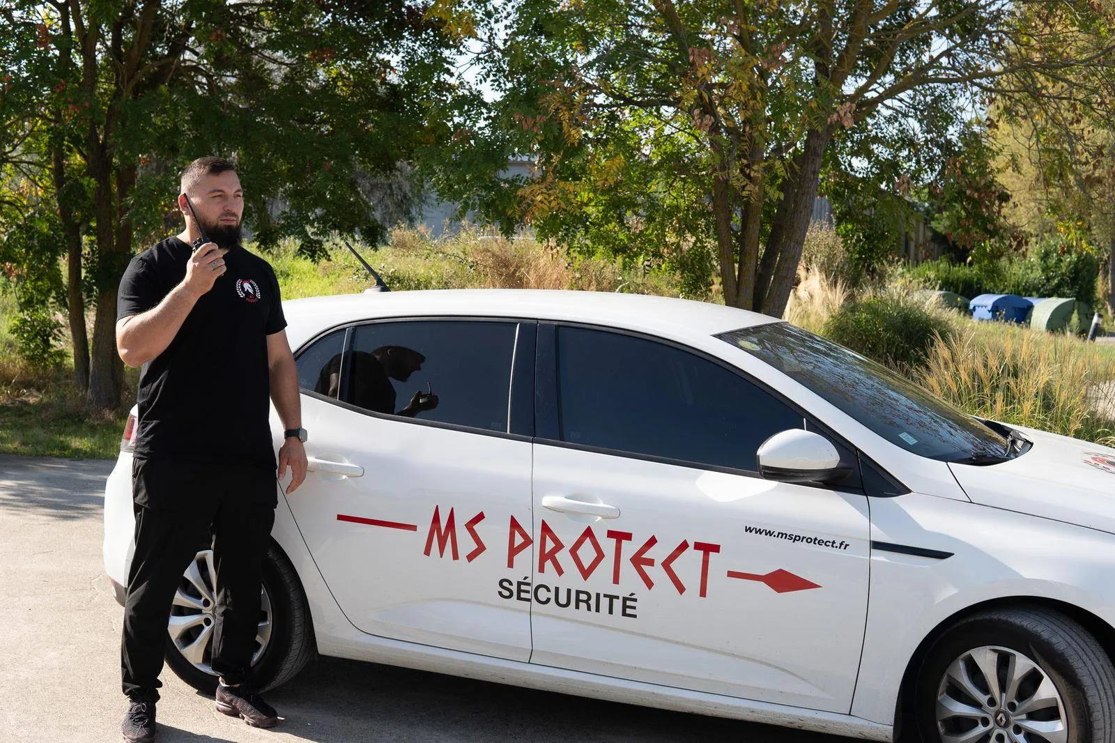 Agent MS Protect en ronde de surveillance avec véhicule de patrouille
